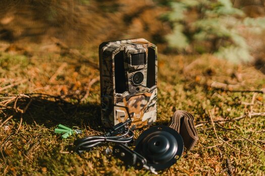 Wildkamera HD-1 mit Zubehör auf Waldboden