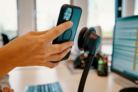 Smartphone wird auf Vacuum flex desk base aufgelegt