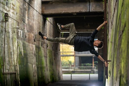 Parkourläufer in Industriekulisse