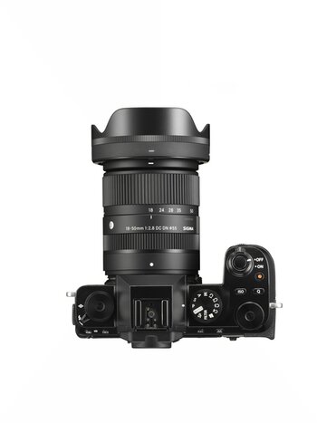 Draufsicht: SIGMA 18-50mm F2.8 DC DN | Contemporary an FUJIFILM Kamera mit X-Mount