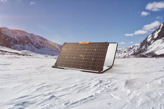 Doppelseitiges Solarpanel Jackery SolarSaga 80 im Schnee aufgebaut