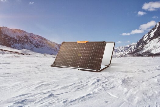 Doppelseitiges Solarpanel Jackery SolarSaga 80 im Schnee aufgebaut Doppelseitiges Solarpanel Jackery SolarSaga 80 im Schnee aufgebaut