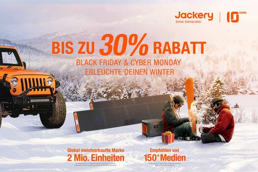 2 Snowboarder sitzen im Schnee bei einem heißen Getränk, umgeben von einem Jackery Solargenerator und 2 Solarpanels. Schrift im Bild weist auf bis zu 30% Rabatt hin.