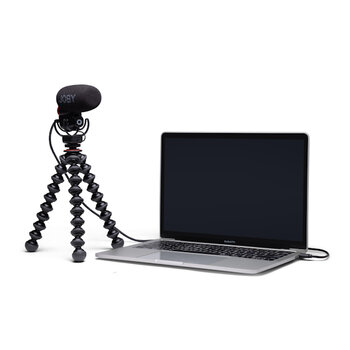 JOBY Wavo PLUS Vlogging-Mikrofon auf Gorillapod neben Laptop