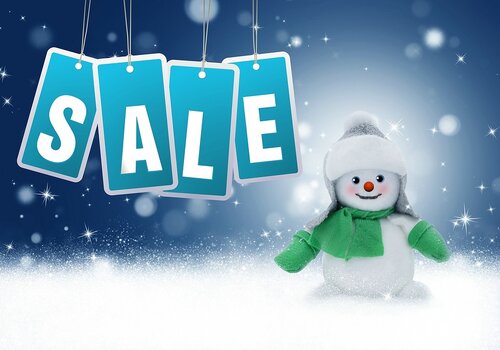 Grafik: Schneemann im Schnee vor blauem Hintergrund, links Schrift Sale