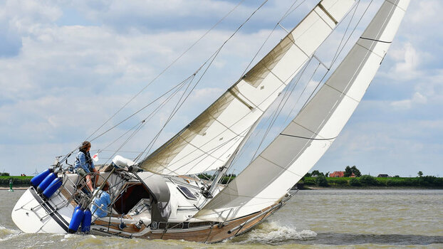 sailing-on-the-river-Elbe.jpg