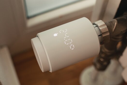 Großaufnahme: Thermostat an Heizkörper montiert Großaufnahme: Thermostat an Heizkörper montiert