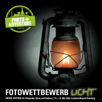 Grubenlampe vor dunklem Hintergrund, oben links Logo der Photo+Adventure, unten Schrift Fotowettbewerb Licht, Messe-Festival für Fotografie, Reise und Outdoor, 13. +14. Mai 2023, Landschaftspark Duisburg.