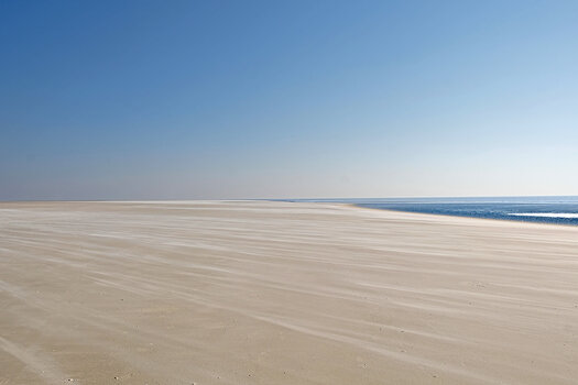Menschenleerer Strand, Himmel und Wasser an der Nordsee Menschenleerer Strand, Himmel und Wasser an der Nordsee