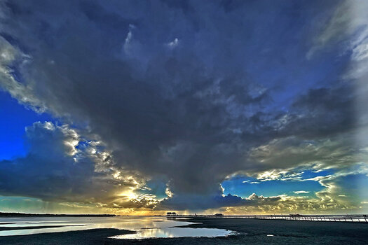 Horizont weit unten im Bild: Abenddämmerung an der Nordsee. Tiefer Aufnahmestandpunkt sorgt für Fokussierung auf dramatisches, von der Abendsonne angestrahltes Wolkenbild. Horizont weit unten im Bild: Abenddämmerung an der Nordsee. Tiefer Aufnahmestandpunkt sorgt für Fokussierung auf dramatisches, von der Abendsonne angestrahltes Wolkenbild.