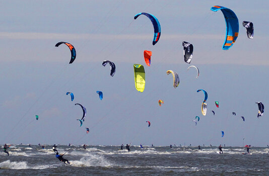 Viele Kitesurfer in der Nordseebrandung Viele Kitesurfer in der Nordseebrandung
