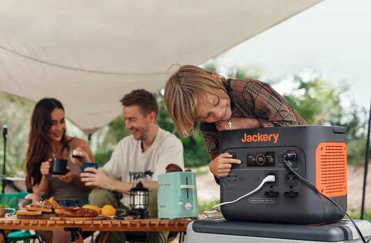 Eltern mit Kind beim Zelten inklusive Solargenerator Eltern mit Kind beim Zelten inklusive Solargenerator