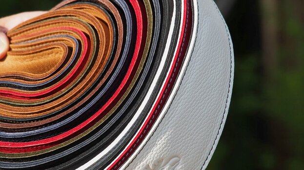 Kameragurte von Eddycam in verschiedenen Farben in einer Spirale aneinandergelegt zeigen die große Farbpalette.