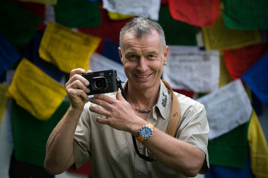 Fotograf Dieter Glogowski mit Kamera und Eddycam Kameragurt