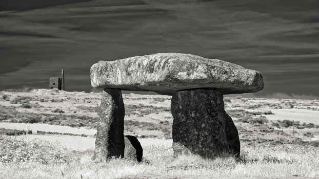 Lanyon-Quoit-Dolmen-&-Greenburrow-engine-house-NF.jpg
