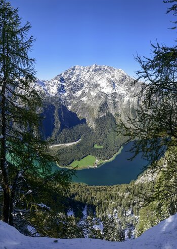 Blick auf die Ostwand des Watzmann am Koenigsee Blick auf die Ostwand des Watzmann am Koenigsee