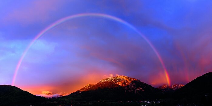 Regenbogen über der Berglandschaft in Ruhpolding Regenbogen über der Berglandschaft in Ruhpolding