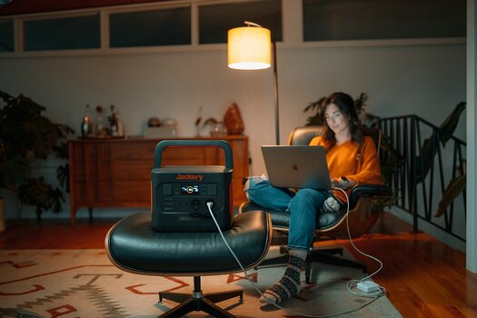 k1_3_Jackery1000Pro als Stromversorgung für Laptop indoor.jpg k1_3_Jackery1000Pro als Stromversorgung für Laptop indoor.jpg