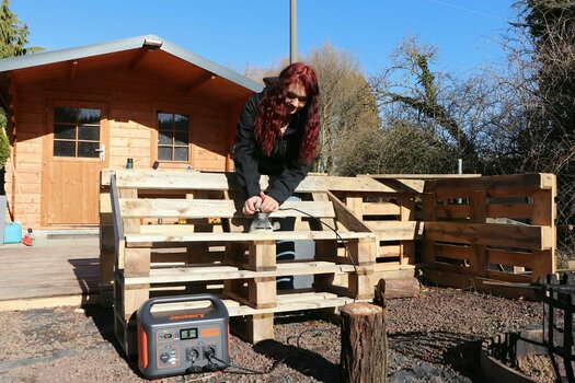 k1_5_Abschleifen einer Holzbank im Garten. Schleifgerät betrieben mit Jackery Solargenerator.jpg k1_5_Abschleifen einer Holzbank im Garten. Schleifgerät betrieben mit Jackery Solargenerator.jpg