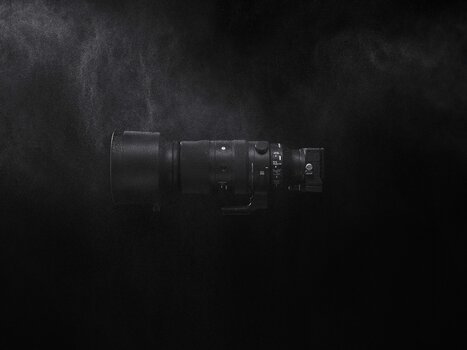 SIGMA 60-600mm F4.5-6.3 DG DN OS | Sports wird mit Wasser beregnet. Studioaufnahme seitlich vor dunklem Hintergrund SIGMA 60-600mm F4.5-6.3 DG DN OS | Sports wird mit Wasser beregnet. Studioaufnahme seitlich vor dunklem Hintergrund
