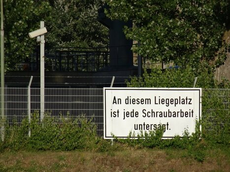Schild schrauben.JPG