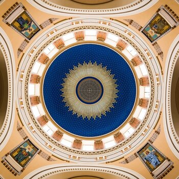 Blick von unten in die reichverzierte Kuppel einer Kirche mit geometrischen Mustern. Blick von unten in die reichverzierte Kuppel einer Kirche mit geometrischen Mustern.
