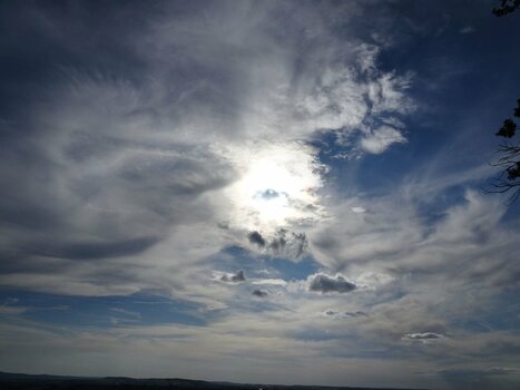 Wolkenlücke mit Sonne_klein.jpg