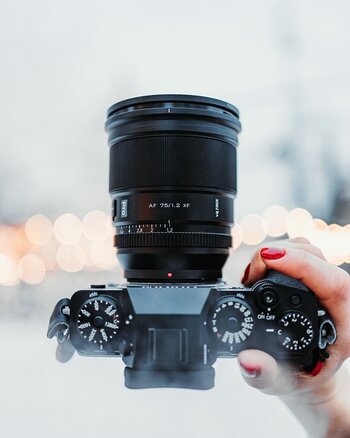 Viltrox AF 75 mm F/1.2 XF Pro an Fuji-Kamera, Draufsicht Viltrox AF 75 mm F/1.2 XF Pro an Fuji-Kamera, Draufsicht