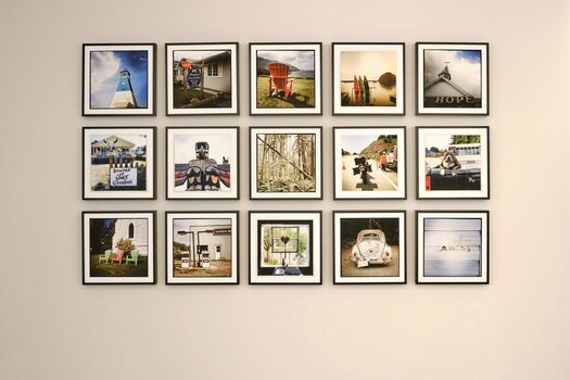 3x5 Bilderrahmen an einer beigefarbenen Wand. Die Bilder erzählen die Geschichte einer Reise.