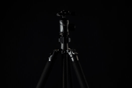 Ein Carbonstativ aus der neuen Pro-Reihe von Rollei vor schwarzem Hintergrund