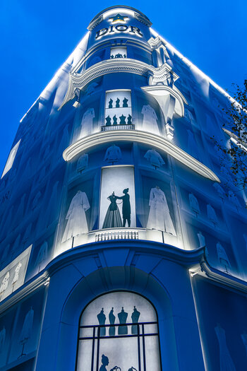 Das Modehaus Dior abends beleuchtet. Das Modehaus Dior abends beleuchtet.