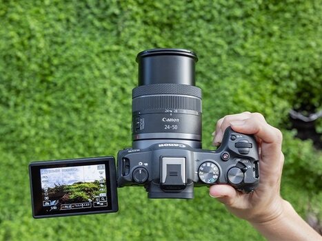 Canon EOS R8 von oben mit seitlich geschwenktem Display