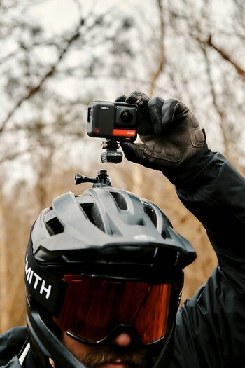 Biker befestigt action cam mit PINCLIP action cam mount am Helm Biker befestigt action cam mit PINCLIP action cam mount am Helm