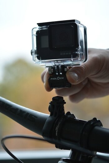 Action cam mit PINCLIP action cam mount wird am Lenker befestigt Action cam mit PINCLIP action cam mount wird am Lenker befestigt