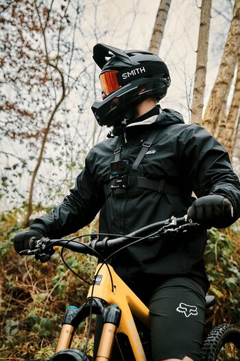 Biker trägt action cam mit PINCLIP action cam mount am Brustgurt Biker trägt action cam mit PINCLIP action cam mount am Brustgurt
