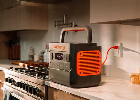 Anwendungsbeispiel: Jackery Explorer 1500 Pro wird in der Küche an der Steckdose aufgeladen.