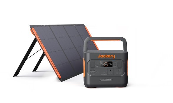 Produktbild: Jackery Explorer 1500 Pro, links schräg dahinter ein SolarSaga 200W Solarpanel