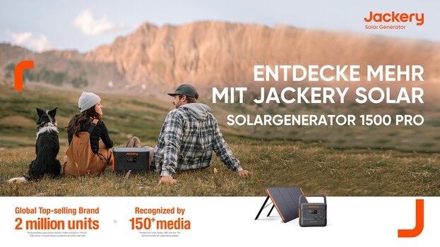 Werbegrafik. Pärchen mit Hund sitzt auf einer Wiese mit Ausblick in die Landschaft. Zwischen ihnen die Poerstation 1500 Pro. Im Bild rechts und unten Schrift zum Jackery Solargenerator 1500 Pro
