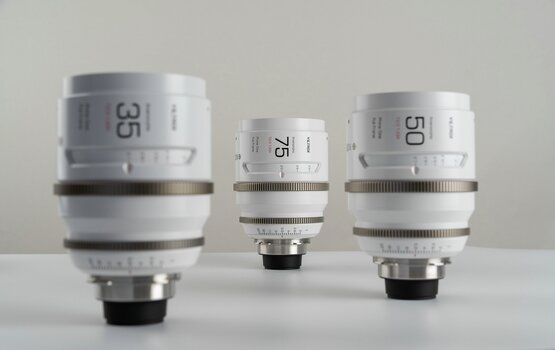 Die drei neuen Viltrox Anamorphe-Vollformat-Cine-Objektive stehend vor hellem Hintergrund - Produktbild Die drei neuen Viltrox Anamorphe-Vollformat-Cine-Objektive stehend vor hellem Hintergrund - Produktbild