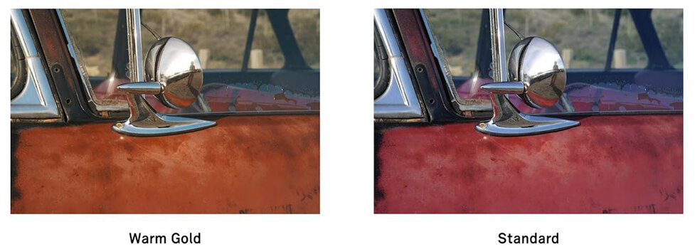 Bildvergleich. Detailansicht eines roten Autos mit Seitenspiegel. Links in Gold Warm, rechts Standard