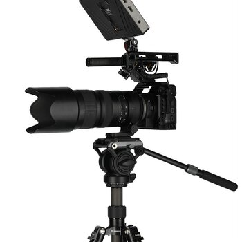 Rollei Fluidvideokopf VH-6 auf Stativ, darauf montiert Kamera mit Zubehör