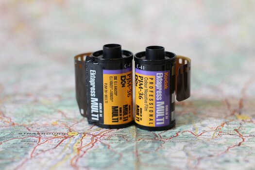 Zwei Rollen Kodak Ektapress stehen nebeneinander auf einer Straßenkarte Zwei Rollen Kodak Ektapress stehen nebeneinander auf einer Straßenkarte