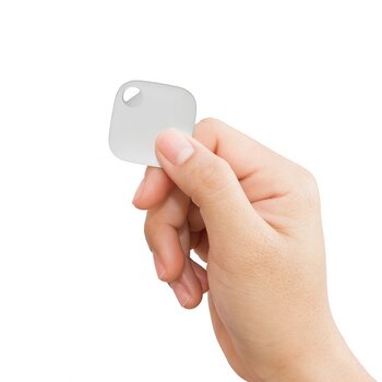 k_Hand hält Rollei Smart-Tag zwischen Daumen und Zeigefinger.jpg k_Hand hält Rollei Smart-Tag zwischen Daumen und Zeigefinger.jpg