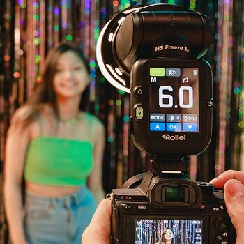 Studio Setup: Model wird mit HS Freeze 1s Aufsteckblitz auf Sony-Kamera fotografiert. Studio Setup: Model wird mit HS Freeze 1s Aufsteckblitz auf Sony-Kamera fotografiert.