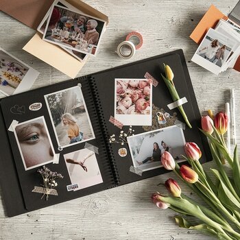 Beispiel für ein selbstgestaltetes Fotoalbum mit Stickern und Dekoelementen Beispiel für ein selbstgestaltetes Fotoalbum mit Stickern und Dekoelementen