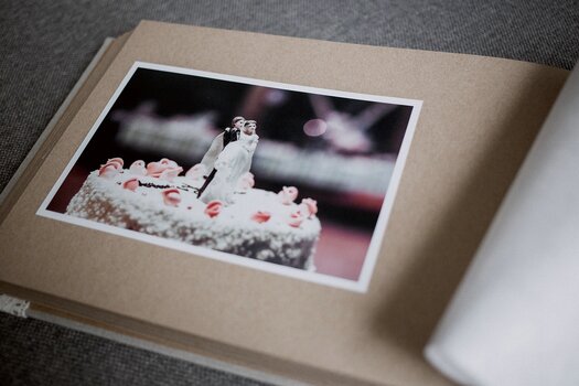 Seite eines Fotoalbums mit dem Bild einer Hochzeitstore Seite eines Fotoalbums mit dem Bild einer Hochzeitstore