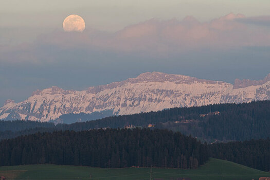 ROB_6398 Vollmond Hünigen.jpg