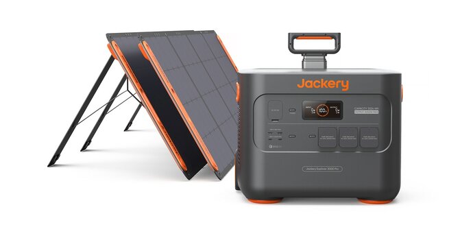 Produktbild Jackery Explorer 3000 Pro, links daneben 2 Solarpanel Produktbild Jackery Explorer 3000 Pro, links daneben 2 Solarpanel
