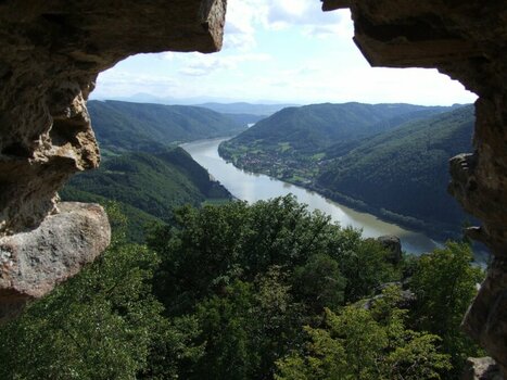 Wachau - Burg Aggstein Donaublick 1200.jpg