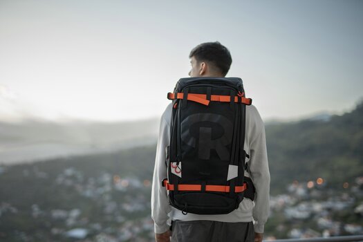 Mann trägt den Rucksack Fotoliner Ocean Adventure auf dem Rücken Mann trägt den Rucksack Fotoliner Ocean Adventure auf dem Rücken